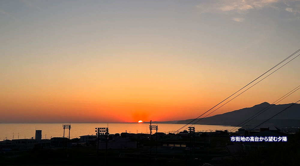 市街地の高台から望む夕陽